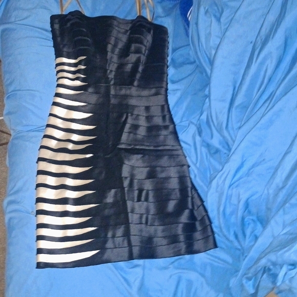 BCBGMAXAZRIA-EUC-RARE- BLACK&WHITE DOWN RIGHT SIDE STRAPLESS DRESS - Picture 10 of 11